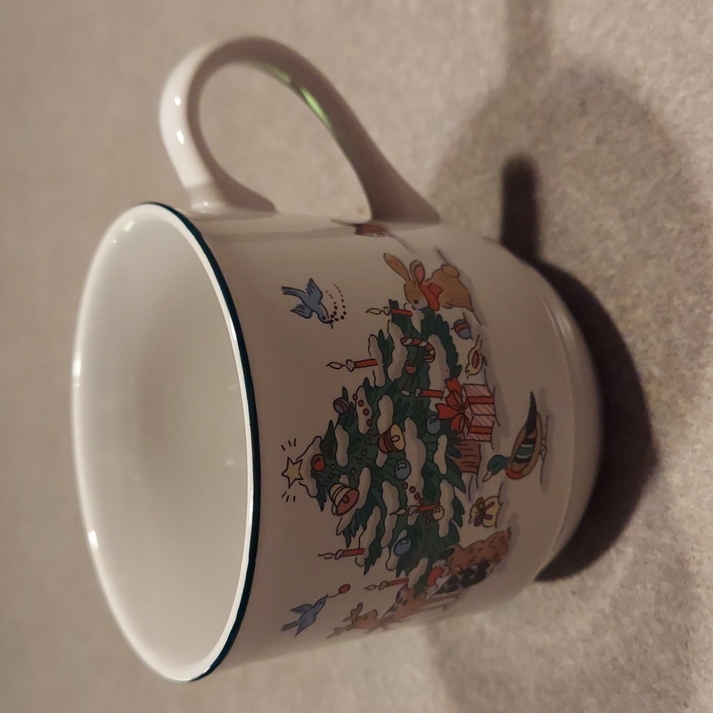 Ming Pao Woodland Christmas coffee cup